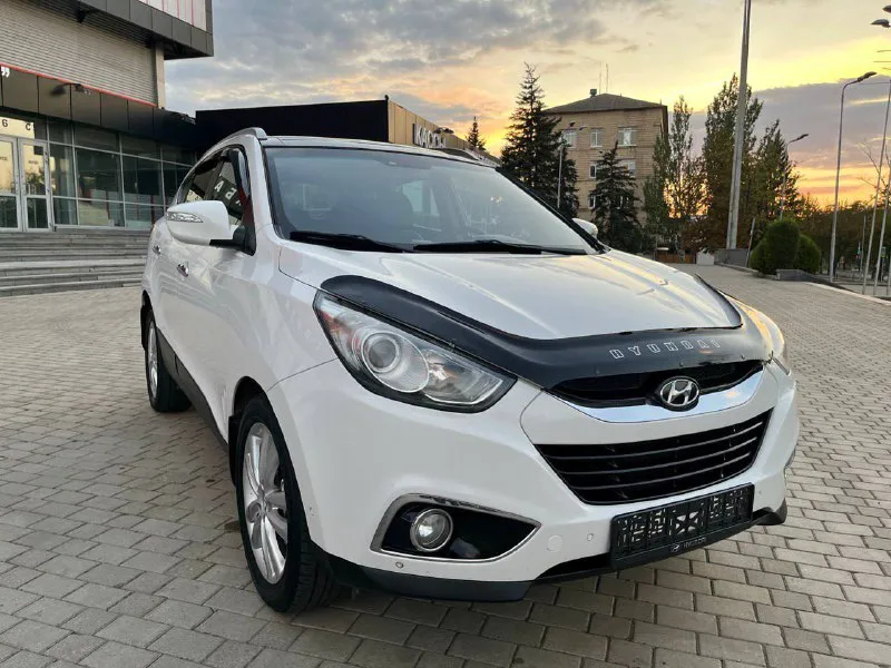 🚗 продам hyundai ix35 sls! авто в отличнейшем состоянии! мотор 2.0 бензин пробег 162.000т. с к. м год 2012 кпп автомат привод полный полностью обслужена в плоть до шлицов полного привода, и панарамы! мотор в идеальном состоянии без задиров и т. д комплектации максимальная ! панорамная крыша без ключевой доступ запуск мотора с кнопки start-stop салон полностью кожаный родной заменена музыка на hannibal sounds 6 колонок сабвуфер в штатном месте камера заднего вида fullhd парктроники gps навигация днр добавлено)) hand free bluetooth с управлением на руле круиз контроль спуск с горы блокировка дифа датчик света дождя 4 зоны обогрева сидений 2х зонный климат сигнализация gsm с автозапуском! осмотр г. донецк центр пересечения ильича-шевченко цена 1.380.000 т. с руб. торг ! + цена: 1380000 ₽ 📲 tg: sss$ 📞 🇷🇺 звоните: +79495905326 авторынок днр донецк - фотография - 6