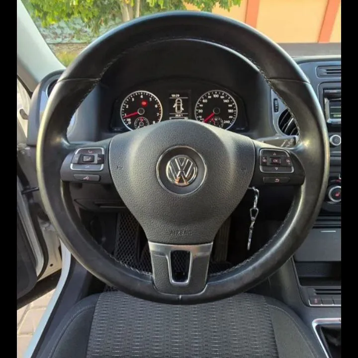 Продам volkswagen тигуан, 2013, пробег 144 тыс. кузов в родном окрасе. 1,4. датчики света, дождя, затемнение зеркал. коробка механика шестиступка. полный привод. цена 1.520🍋 торг. +79495144980 авто находится в мариуполе 📲 tg: роман василевский 📞 звоните: +7(949)5144980 - фотография - 3