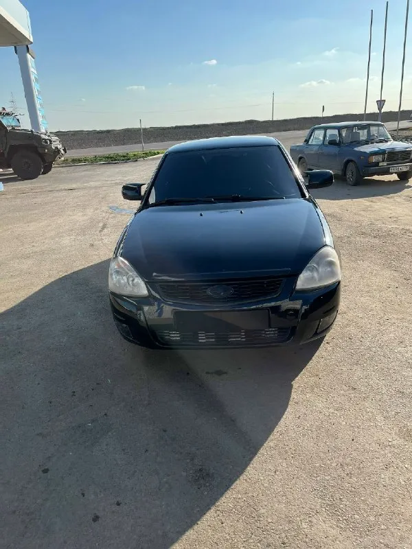 Ваз priora в продаже приора 2007г. в. стаканы живые, дно с порогами в отличном состоянии, могу дополнить фото по запросу. по салону стоит сенсорная магнитола 7 дюймов с большим функционалом, чёрный потолок с звёздным небом, пересвет салона, контурная подсветка салона, консоль и руль приора 2, новый ковролин, авто шумлено в круг кроме багажника был кап ремонт двигателя и кпп 15т. км назад, кпп включает мягко ничего не выбивает не хрустит, по двигателю вопросов нет гидрики не стучат работает ровно не троит едит очень бодро, стоит новый генератор и аккумулятор. выхлопная трасса, паук 4/1 стингер, стоковый резонатор и прямо точная банка авто на штампах на новой резине. новые тормоза в круг тормозят очень хорошо биение в руль никакого нету. по кузову гнили и рыжья нету, кузов после палировки покрыт керамикой стоит новый передний бампер. юридически чистая, птс, стс, я хозяин. на учет встанет без проблем. цена: 510000руб. , торг. +79495050818 номер для связи 📞 звоните: +7(949)5050818 - фотография - 1