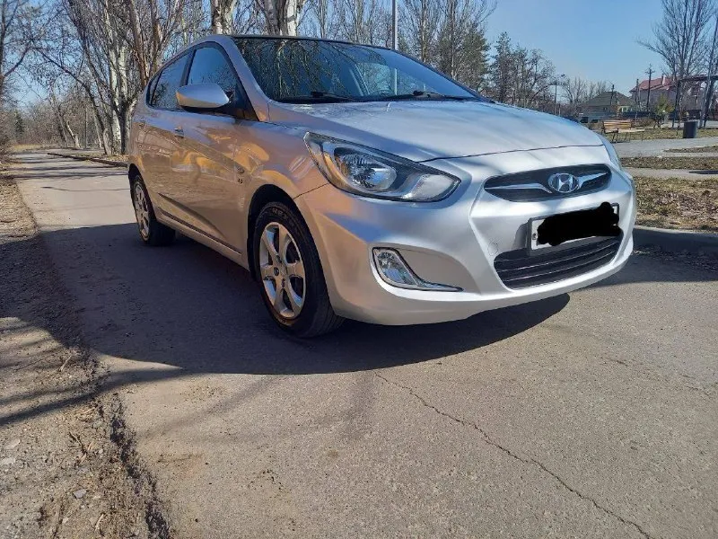 Продам hyundai solaris. 2014 года обьем мотора 1,6. остекления родное включая лобовое, техосмотр пройден, родной пробег 145тыс!! авто на новой резине! автотека зеленая без дтп, в отличном состоянии, бережная эксплуатация, кузов весь в родном окрасе, технически обслужена, мотор и коробка работают без нареканий, комплектация карплей, автозапуск, подогрев лобового и заднего стекла и многое другое. птс оригинал, один хозяин. кпп механика! +79493835274 цена: 899 тысяч!торг - фотография - 1