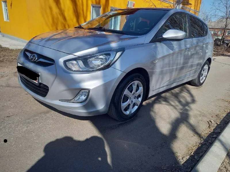 Продам hyundai solaris. 2014 года обьем мотора 1,6. остекления родное включая лобовое, техосмотр пройден, родной пробег 145тыс!! авто на новой резине! автотека зеленая без дтп, в отличном состоянии, бережная эксплуатация, кузов весь в родном окрасе, технически обслужена, мотор и коробка работают без нареканий, комплектация карплей, автозапуск, подогрев лобового и заднего стекла и многое другое. птс оригинал, один хозяин. кпп механика! +79493835274 цена: 899 тысяч!торг - фотография - 2