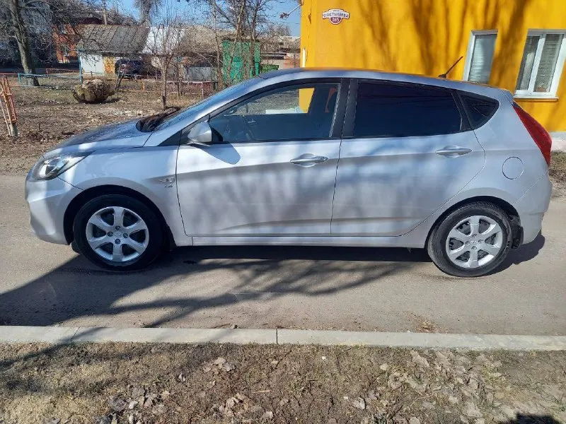 Продам hyundai solaris. 2014 года обьем мотора 1,6. остекления родное включая лобовое, техосмотр пройден, родной пробег 145тыс!! авто на новой резине! автотека зеленая без дтп, в отличном состоянии, бережная эксплуатация, кузов весь в родном окрасе, технически обслужена, мотор и коробка работают без нареканий, комплектация карплей, автозапуск, подогрев лобового и заднего стекла и многое другое. птс оригинал, один хозяин. кпп механика! +79493835274 цена: 899 тысяч!торг - фотография - 3
