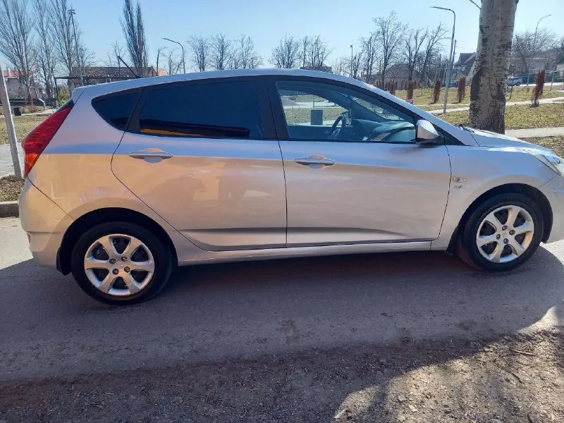 Продам hyundai solaris. 2014 года обьем мотора 1,6. остекления родное включая лобовое, техосмотр пройден, родной пробег 145тыс!! авто на новой резине! автотека зеленая без дтп, в отличном состоянии, бережная эксплуатация, кузов весь в родном окрасе, технически обслужена, мотор и коробка работают без нареканий, комплектация карплей, автозапуск, подогрев лобового и заднего стекла и многое другое. птс оригинал, один хозяин. кпп механика! +79493835274 цена: 899 тысяч!торг - фотография - 4
