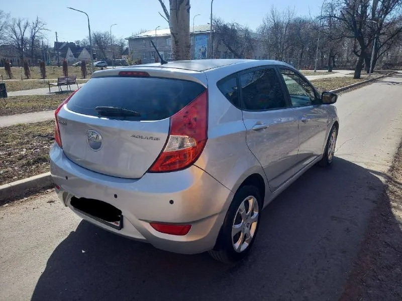 Продам hyundai solaris. 2014 года обьем мотора 1,6. остекления родное включая лобовое, техосмотр пройден, родной пробег 145тыс!! авто на новой резине! автотека зеленая без дтп, в отличном состоянии, бережная эксплуатация, кузов весь в родном окрасе, технически обслужена, мотор и коробка работают без нареканий, комплектация карплей, автозапуск, подогрев лобового и заднего стекла и многое другое. птс оригинал, один хозяин. кпп механика! +79493835274 цена: 899 тысяч!торг - фотография - 5