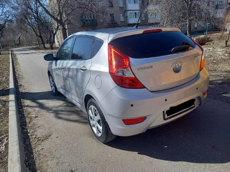 Продам hyundai solaris. 2014 года обьем мотора 1,6. остекления родное включая лобовое, техосмотр пройден, родной пробег 145тыс!! авто на новой резине! автотека зеленая без дтп, в отличном состоянии, бережная эксплуатация, кузов весь в родном окрасе, технически обслужена, мотор и коробка работают без нареканий, комплектация карплей, автозапуск, подогрев лобового и заднего стекла и многое другое. птс оригинал, один хозяин. кпп механика! +79493835274 цена: 899 тысяч!торг - фотография - 6