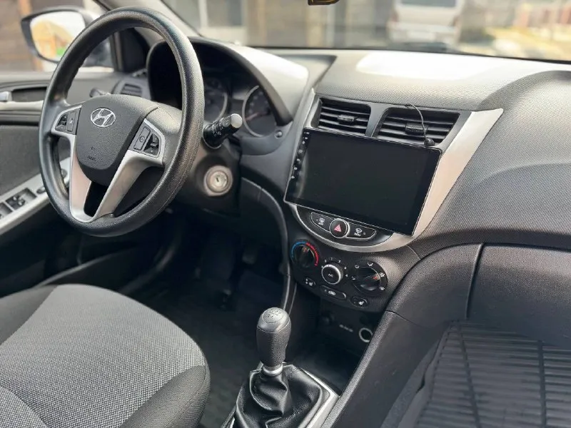 Продам hyundai solaris. 2014 года обьем мотора 1,6. остекления родное включая лобовое, техосмотр пройден, родной пробег 145тыс!! авто на новой резине! автотека зеленая без дтп, в отличном состоянии, бережная эксплуатация, кузов весь в родном окрасе, технически обслужена, мотор и коробка работают без нареканий, комплектация карплей, автозапуск, подогрев лобового и заднего стекла и многое другое. птс оригинал, один хозяин. кпп механика! +79493835274 цена: 899 тысяч!торг - фотография - 9