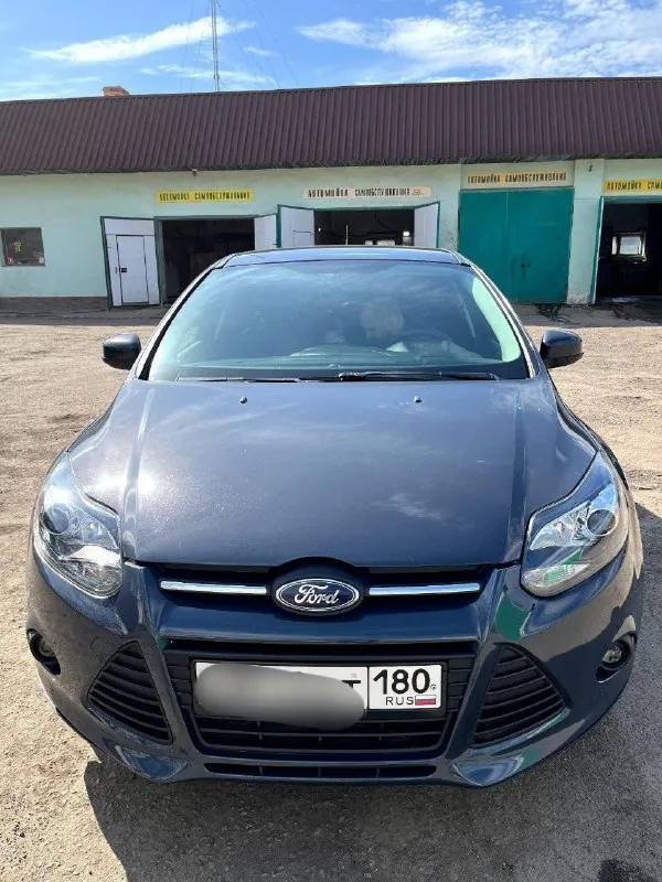 Продаётся ford focus 3 1.6л, 105л. с. 2012 года, 203000км пробег в хорошем состоянии. делать ничего не нужно, по ходовке, по салону в отличном состоянии, кузов без гнили и рыжиков. масло меняю каждые 5000км, стоят biled линзы в фарах и led линзы в птф. стоит шустрая android магнитола 6/128, также установлена приборная панель с большим цветным экраном. также в авто имеется зимний пакет-обогрев лобового стекла, форсунок омывателя, зеркал заднего вида и обогрев передних сидений. зашумленны 4 двери и поменяны штатные динамики. все кнопки работают, печка греет, кондиционер холодит. за машину уверен, не подводила никогда, готов на любые проверки. все вопросы по ☎️ +79493133991. цена 780 т. р, торг реальному покупателю у капота, макеевка. 📞 звоните: +7(949)3133991 - фотография - 1