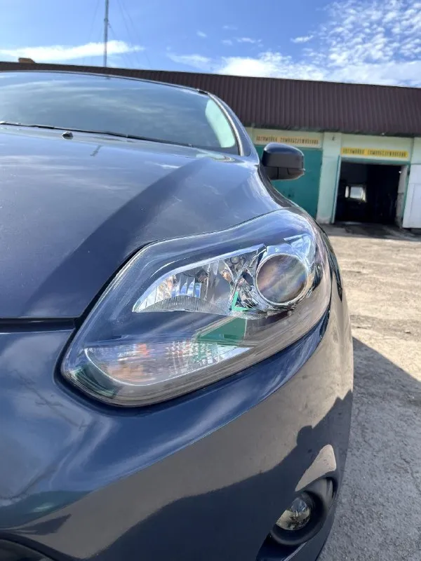Продаётся ford focus 3 1.6л, 105л. с. 2012 года, 203000км пробег в хорошем состоянии. делать ничего не нужно, по ходовке, по салону в отличном состоянии, кузов без гнили и рыжиков. масло меняю каждые 5000км, стоят biled линзы в фарах и led линзы в птф. стоит шустрая android магнитола 6/128, также установлена приборная панель с большим цветным экраном. также в авто имеется зимний пакет-обогрев лобового стекла, форсунок омывателя, зеркал заднего вида и обогрев передних сидений. зашумленны 4 двери и поменяны штатные динамики. все кнопки работают, печка греет, кондиционер холодит. за машину уверен, не подводила никогда, готов на любые проверки. все вопросы по ☎️ +79493133991. цена 780 т. р, торг реальному покупателю у капота, макеевка. 📞 звоните: +7(949)3133991 - фотография - 2