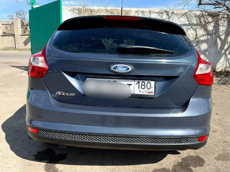 Продаётся ford focus 3 1.6л, 105л. с. 2012 года, 203000км пробег в хорошем состоянии. делать ничего не нужно, по ходовке, по салону в отличном состоянии, кузов без гнили и рыжиков. масло меняю каждые 5000км, стоят biled линзы в фарах и led линзы в птф. стоит шустрая android магнитола 6/128, также установлена приборная панель с большим цветным экраном. также в авто имеется зимний пакет-обогрев лобового стекла, форсунок омывателя, зеркал заднего вида и обогрев передних сидений. зашумленны 4 двери и поменяны штатные динамики. все кнопки работают, печка греет, кондиционер холодит. за машину уверен, не подводила никогда, готов на любые проверки. все вопросы по ☎️ +79493133991. цена 780 т. р, торг реальному покупателю у капота, макеевка. 📞 звоните: +7(949)3133991 - фотография - 4