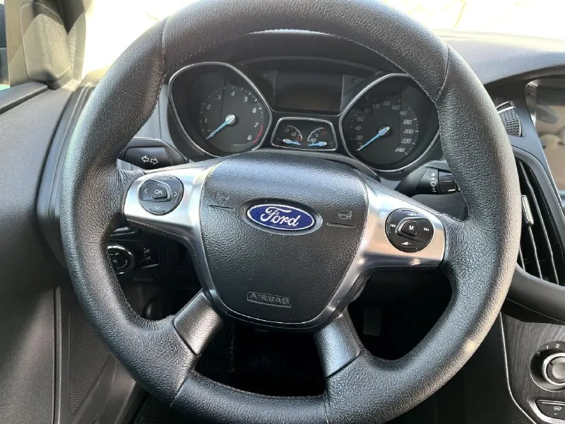 Продаётся ford focus 3 1.6л, 105л. с. 2012 года, 203000км пробег в хорошем состоянии. делать ничего не нужно, по ходовке, по салону в отличном состоянии, кузов без гнили и рыжиков. масло меняю каждые 5000км, стоят biled линзы в фарах и led линзы в птф. стоит шустрая android магнитола 6/128, также установлена приборная панель с большим цветным экраном. также в авто имеется зимний пакет-обогрев лобового стекла, форсунок омывателя, зеркал заднего вида и обогрев передних сидений. зашумленны 4 двери и поменяны штатные динамики. все кнопки работают, печка греет, кондиционер холодит. за машину уверен, не подводила никогда, готов на любые проверки. все вопросы по ☎️ +79493133991. цена 780 т. р, торг реальному покупателю у капота, макеевка. 📞 звоните: +7(949)3133991 - фотография - 5