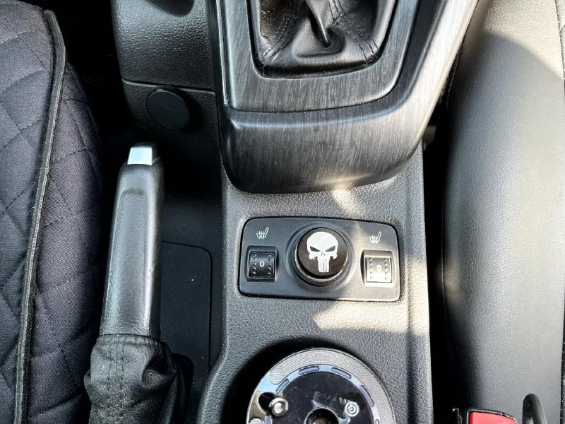 Продаётся ford focus 3 1.6л, 105л. с. 2012 года, 203000км пробег в хорошем состоянии. делать ничего не нужно, по ходовке, по салону в отличном состоянии, кузов без гнили и рыжиков. масло меняю каждые 5000км, стоят biled линзы в фарах и led линзы в птф. стоит шустрая android магнитола 6/128, также установлена приборная панель с большим цветным экраном. также в авто имеется зимний пакет-обогрев лобового стекла, форсунок омывателя, зеркал заднего вида и обогрев передних сидений. зашумленны 4 двери и поменяны штатные динамики. все кнопки работают, печка греет, кондиционер холодит. за машину уверен, не подводила никогда, готов на любые проверки. все вопросы по ☎️ +79493133991. цена 780 т. р, торг реальному покупателю у капота, макеевка. 📞 звоните: +7(949)3133991 - фотография - 7
