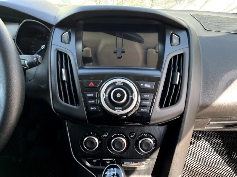 Продаётся ford focus 3 1.6л, 105л. с. 2012 года, 203000км пробег в хорошем состоянии. делать ничего не нужно, по ходовке, по салону в отличном состоянии, кузов без гнили и рыжиков. масло меняю каждые 5000км, стоят biled линзы в фарах и led линзы в птф. стоит шустрая android магнитола 6/128, также установлена приборная панель с большим цветным экраном. также в авто имеется зимний пакет-обогрев лобового стекла, форсунок омывателя, зеркал заднего вида и обогрев передних сидений. зашумленны 4 двери и поменяны штатные динамики. все кнопки работают, печка греет, кондиционер холодит. за машину уверен, не подводила никогда, готов на любые проверки. все вопросы по ☎️ +79493133991. цена 780 т. р, торг реальному покупателю у капота, макеевка. 📞 звоните: +7(949)3133991 - фотография - 8