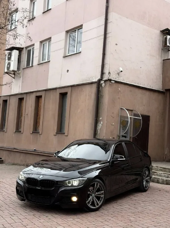 Продам bmw 3 f30 2013 года выпуска автомобиль полностью обслужен своевременно, отличное состояние как технически так и внешне! 2.0 работает идеально, тихо, не троит и не дымит, резвая динамика разгона коробка автомат, переключается мягко и плавно ходовая часть как мячик, нет никаких шумов в автомобиле полностью уверен, сел и поехал в любую точку. салон ухоженный и красивый, нет потертостей и прочего! юридически автомобиль кристально чист, любое оформление осмотр донецк 1.450.000 торгуюсь с быстрым покупателем рассмотрю вариант обмена, могу продать в кредит ☎️ +7 949 374 95 82 📞 звоните: +7(949)3749582 - фотография - 1