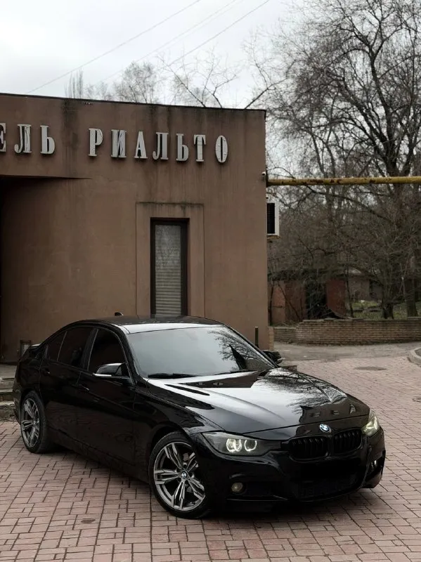 Продам bmw 3 f30 2013 года выпуска автомобиль полностью обслужен своевременно, отличное состояние как технически так и внешне! 2.0 работает идеально, тихо, не троит и не дымит, резвая динамика разгона коробка автомат, переключается мягко и плавно ходовая часть как мячик, нет никаких шумов в автомобиле полностью уверен, сел и поехал в любую точку. салон ухоженный и красивый, нет потертостей и прочего! юридически автомобиль кристально чист, любое оформление осмотр донецк 1.450.000 торгуюсь с быстрым покупателем рассмотрю вариант обмена, могу продать в кредит ☎️ +7 949 374 95 82 📞 звоните: +7(949)3749582 - фотография - 3