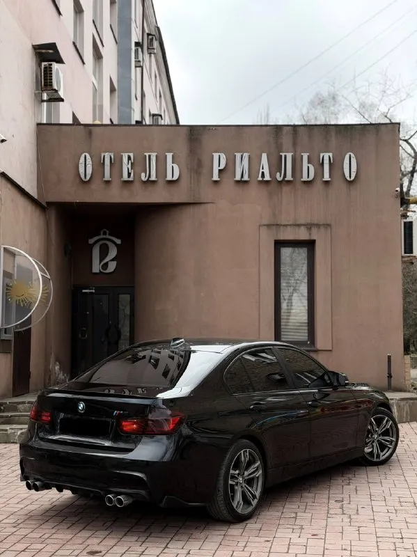 Продам bmw 3 f30 2013 года выпуска автомобиль полностью обслужен своевременно, отличное состояние как технически так и внешне! 2.0 работает идеально, тихо, не троит и не дымит, резвая динамика разгона коробка автомат, переключается мягко и плавно ходовая часть как мячик, нет никаких шумов в автомобиле полностью уверен, сел и поехал в любую точку. салон ухоженный и красивый, нет потертостей и прочего! юридически автомобиль кристально чист, любое оформление осмотр донецк 1.450.000 торгуюсь с быстрым покупателем рассмотрю вариант обмена, могу продать в кредит ☎️ +7 949 374 95 82 📞 звоните: +7(949)3749582 - фотография - 5