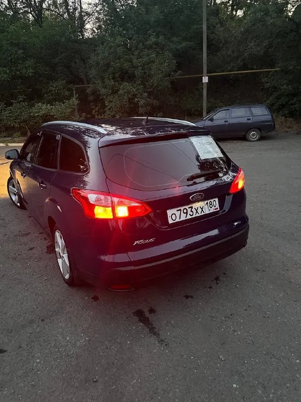 Продам ford focus 3 универсал 1.6 мкпп пробег :169000 жидкости все поменяны коробка: механика состояние хорошее как внешне так и в салоне диски 17, резина новая подогрев лобового, сиденья, зеркал кондиционер датчик дождя музыка достойная в целом состояние хорошее, ходовая тоже в норме! грм менялся на 150 тыс. я второй хозяин г. торез (+7-949-569-30-04) цена 890000 тыс, есть торг на лобовое, брал с таким лобовым стеклом - фотография - 4