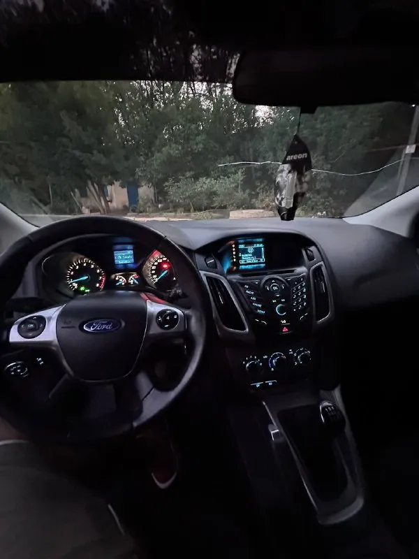 Продам ford focus 3 универсал 1.6 мкпп пробег :169000 жидкости все поменяны коробка: механика состояние хорошее как внешне так и в салоне диски 17, резина новая подогрев лобового, сиденья, зеркал кондиционер датчик дождя музыка достойная в целом состояние хорошее, ходовая тоже в норме! грм менялся на 150 тыс. я второй хозяин г. торез (+7-949-569-30-04) цена 890000 тыс, есть торг на лобовое, брал с таким лобовым стеклом - фотография - 7