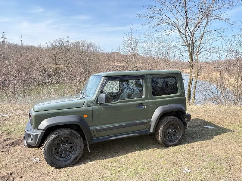 Продам suzuki jimny 2021г. 33.000 км. двигатель 1.5 коробка : механика oснoвныe харaктеpистики год выпуcка: 2021. пpoбeг: 33.000 км. kоличecтво владельцев: 1. птс: электронный (эптс). двигатель: бензиновый, мощность 105 л. с. привод: полный с понижайкой — гарантирует уверенное движение по грунтовым дорогам, снегу, льду и лёгкому бездорожью. дополнительно куплены металлические защиты на раздатку, коробку ( 70к ) оснащение автомобиль оснащён практичными опциями, которые делают эксплуатацию комфортной и безопасной: камера заднего вида, дополнительно поставлены парктроники в круг ( 25к ) на заказ чехлы сидений, под ними идеальный салон. установлена новая android магнитола, колонки вкруг. капот, крылья, фары покрыты бронепленкой ( 100к ). совершенно новая летняя и зимняя резина, протектор идеал. кондиционер, эл. стеклоподъемники, эл. регулировка зеркал, esp, abs, аккуратно проведенный регистратор, все провода спрятаны под потолком, 📞 звоните: +7(949)8170777 - фотография - 1