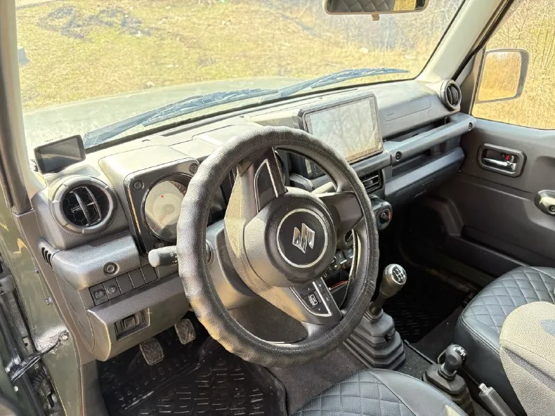 Продам suzuki jimny 2021г. 33.000 км. двигатель 1.5 коробка : механика oснoвныe харaктеpистики год выпуcка: 2021. пpoбeг: 33.000 км. kоличecтво владельцев: 1. птс: электронный (эптс). двигатель: бензиновый, мощность 105 л. с. привод: полный с понижайкой — гарантирует уверенное движение по грунтовым дорогам, снегу, льду и лёгкому бездорожью. дополнительно куплены металлические защиты на раздатку, коробку ( 70к ) оснащение автомобиль оснащён практичными опциями, которые делают эксплуатацию комфортной и безопасной: камера заднего вида, дополнительно поставлены парктроники в круг ( 25к ) на заказ чехлы сидений, под ними идеальный салон. установлена новая android магнитола, колонки вкруг. капот, крылья, фары покрыты бронепленкой ( 100к ). совершенно новая летняя и зимняя резина, протектор идеал. кондиционер, эл. стеклоподъемники, эл. регулировка зеркал, esp, abs, аккуратно проведенный регистратор, все провода спрятаны под потолком, 📞 звоните: +7(949)8170777 - фотография - 2
