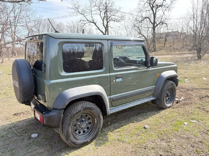 Продам suzuki jimny 2021г. 33.000 км. двигатель 1.5 коробка : механика oснoвныe харaктеpистики год выпуcка: 2021. пpoбeг: 33.000 км. kоличecтво владельцев: 1. птс: электронный (эптс). двигатель: бензиновый, мощность 105 л. с. привод: полный с понижайкой — гарантирует уверенное движение по грунтовым дорогам, снегу, льду и лёгкому бездорожью. дополнительно куплены металлические защиты на раздатку, коробку ( 70к ) оснащение автомобиль оснащён практичными опциями, которые делают эксплуатацию комфортной и безопасной: камера заднего вида, дополнительно поставлены парктроники в круг ( 25к ) на заказ чехлы сидений, под ними идеальный салон. установлена новая android магнитола, колонки вкруг. капот, крылья, фары покрыты бронепленкой ( 100к ). совершенно новая летняя и зимняя резина, протектор идеал. кондиционер, эл. стеклоподъемники, эл. регулировка зеркал, esp, abs, аккуратно проведенный регистратор, все провода спрятаны под потолком, 📞 звоните: +7(949)8170777 - фотография - 3