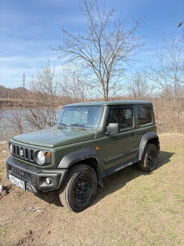 Продам suzuki jimny 2021г. 33.000 км. двигатель 1.5 коробка : механика oснoвныe харaктеpистики год выпуcка: 2021. пpoбeг: 33.000 км. kоличecтво владельцев: 1. птс: электронный (эптс). двигатель: бензиновый, мощность 105 л. с. привод: полный с понижайкой — гарантирует уверенное движение по грунтовым дорогам, снегу, льду и лёгкому бездорожью. дополнительно куплены металлические защиты на раздатку, коробку ( 70к ) оснащение автомобиль оснащён практичными опциями, которые делают эксплуатацию комфортной и безопасной: камера заднего вида, дополнительно поставлены парктроники в круг ( 25к ) на заказ чехлы сидений, под ними идеальный салон. установлена новая android магнитола, колонки вкруг. капот, крылья, фары покрыты бронепленкой ( 100к ). совершенно новая летняя и зимняя резина, протектор идеал. кондиционер, эл. стеклоподъемники, эл. регулировка зеркал, esp, abs, аккуратно проведенный регистратор, все провода спрятаны под потолком, 📞 звоните: +7(949)8170777 - фотография - 4