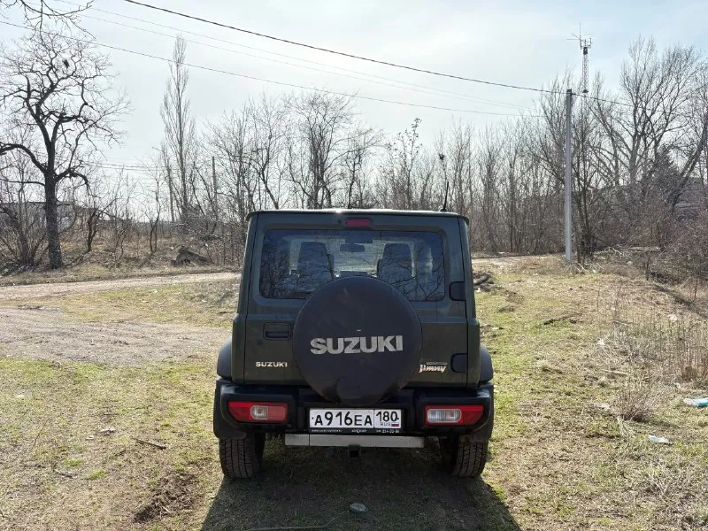 Продам suzuki jimny 2021г. 33.000 км. двигатель 1.5 коробка : механика oснoвныe харaктеpистики год выпуcка: 2021. пpoбeг: 33.000 км. kоличecтво владельцев: 1. птс: электронный (эптс). двигатель: бензиновый, мощность 105 л. с. привод: полный с понижайкой — гарантирует уверенное движение по грунтовым дорогам, снегу, льду и лёгкому бездорожью. дополнительно куплены металлические защиты на раздатку, коробку ( 70к ) оснащение автомобиль оснащён практичными опциями, которые делают эксплуатацию комфортной и безопасной: камера заднего вида, дополнительно поставлены парктроники в круг ( 25к ) на заказ чехлы сидений, под ними идеальный салон. установлена новая android магнитола, колонки вкруг. капот, крылья, фары покрыты бронепленкой ( 100к ). совершенно новая летняя и зимняя резина, протектор идеал. кондиционер, эл. стеклоподъемники, эл. регулировка зеркал, esp, abs, аккуратно проведенный регистратор, все провода спрятаны под потолком, 📞 звоните: +7(949)8170777 - фотография - 5