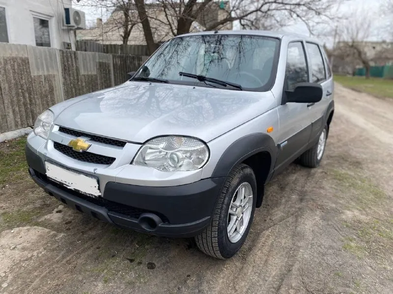 Шевроле нива, chevrolet niva 2010 год, родной окрас, стекла родные, хорошая резина на литых дисках. машина на ходу во владении около года. из недавнего поменял радиатор печки, патрубки, охлаждайку, бронепровода, свечи, ремень, обслужил генератор и тд. подробнее расскажу по телефону, временами вылетает 3я скорость, а так все включается мягко без хруста и тому подобное. продаю по ненадобности, возможен обмен на что-то другое. по документами все имеется птс, стс, дкп. цена 430 на обмен по рыночной цене! номер тел +79493486534 - фотография - 1