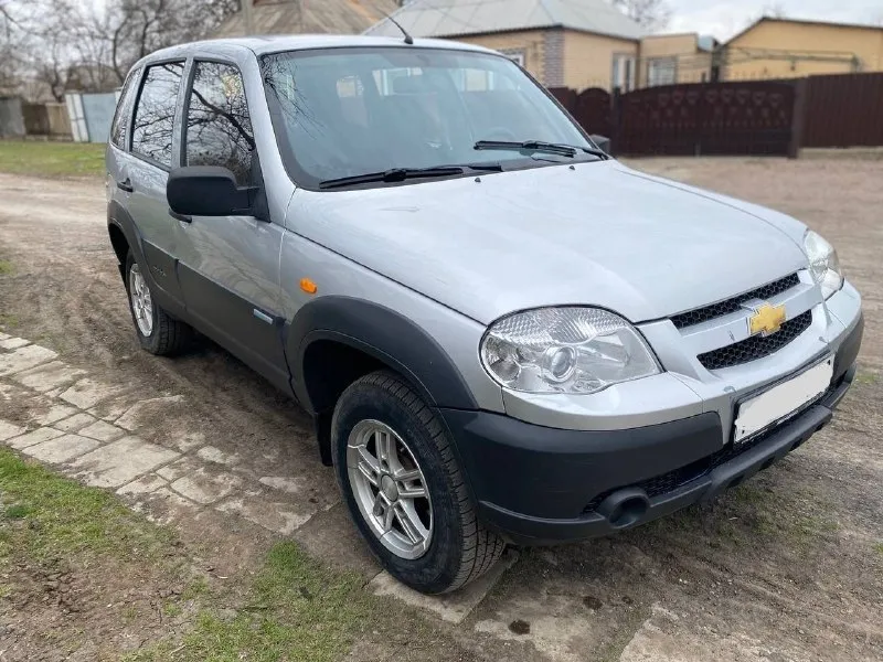 Шевроле нива, chevrolet niva 2010 год, родной окрас, стекла родные, хорошая резина на литых дисках. машина на ходу во владении около года. из недавнего поменял радиатор печки, патрубки, охлаждайку, бронепровода, свечи, ремень, обслужил генератор и тд. подробнее расскажу по телефону, временами вылетает 3я скорость, а так все включается мягко без хруста и тому подобное. продаю по ненадобности, возможен обмен на что-то другое. по документами все имеется птс, стс, дкп. цена 430 на обмен по рыночной цене! номер тел +79493486534 - фотография - 2