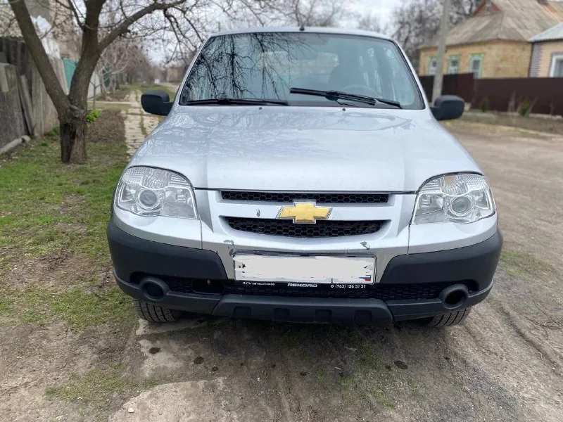 Шевроле нива, chevrolet niva 2010 год, родной окрас, стекла родные, хорошая резина на литых дисках. машина на ходу во владении около года. из недавнего поменял радиатор печки, патрубки, охлаждайку, бронепровода, свечи, ремень, обслужил генератор и тд. подробнее расскажу по телефону, временами вылетает 3я скорость, а так все включается мягко без хруста и тому подобное. продаю по ненадобности, возможен обмен на что-то другое. по документами все имеется птс, стс, дкп. цена 430 на обмен по рыночной цене! номер тел +79493486534 - фотография - 3