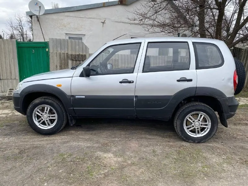 Шевроле нива, chevrolet niva 2010 год, родной окрас, стекла родные, хорошая резина на литых дисках. машина на ходу во владении около года. из недавнего поменял радиатор печки, патрубки, охлаждайку, бронепровода, свечи, ремень, обслужил генератор и тд. подробнее расскажу по телефону, временами вылетает 3я скорость, а так все включается мягко без хруста и тому подобное. продаю по ненадобности, возможен обмен на что-то другое. по документами все имеется птс, стс, дкп. цена 430 на обмен по рыночной цене! номер тел +79493486534 - фотография - 4