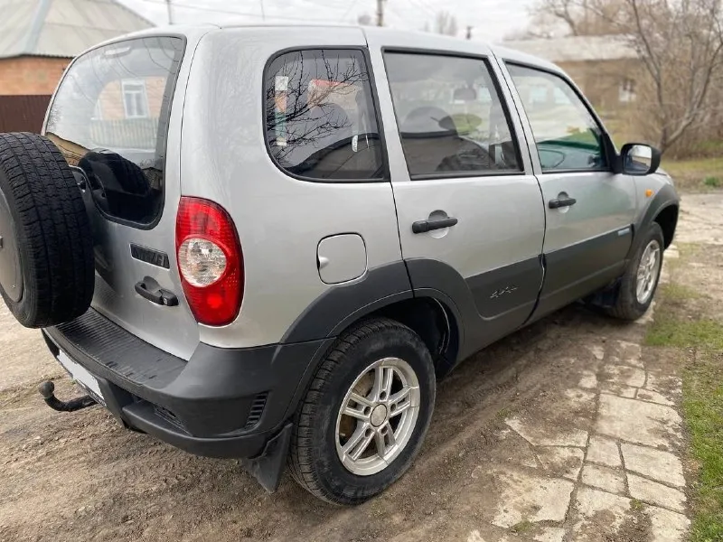Шевроле нива, chevrolet niva 2010 год, родной окрас, стекла родные, хорошая резина на литых дисках. машина на ходу во владении около года. из недавнего поменял радиатор печки, патрубки, охлаждайку, бронепровода, свечи, ремень, обслужил генератор и тд. подробнее расскажу по телефону, временами вылетает 3я скорость, а так все включается мягко без хруста и тому подобное. продаю по ненадобности, возможен обмен на что-то другое. по документами все имеется птс, стс, дкп. цена 430 на обмен по рыночной цене! номер тел +79493486534 - фотография - 5