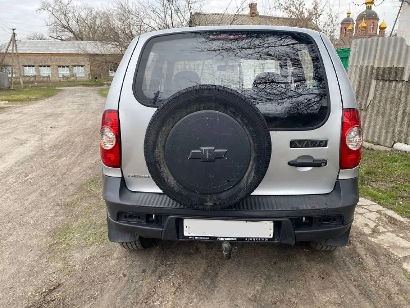 Шевроле нива, chevrolet niva 2010 год, родной окрас, стекла родные, хорошая резина на литых дисках. машина на ходу во владении около года. из недавнего поменял радиатор печки, патрубки, охлаждайку, бронепровода, свечи, ремень, обслужил генератор и тд. подробнее расскажу по телефону, временами вылетает 3я скорость, а так все включается мягко без хруста и тому подобное. продаю по ненадобности, возможен обмен на что-то другое. по документами все имеется птс, стс, дкп. цена 430 на обмен по рыночной цене! номер тел +79493486534 - фотография - 6