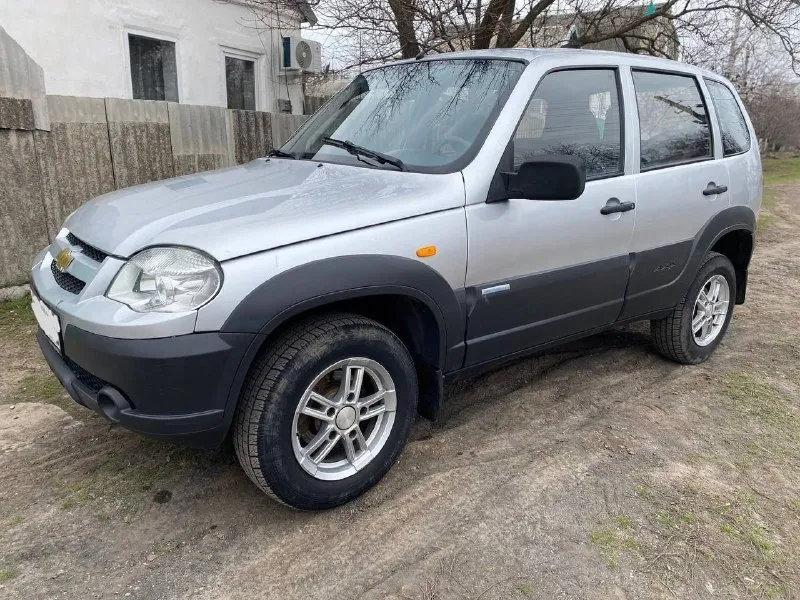 Шевроле нива, chevrolet niva 2010 год, родной окрас, стекла родные, хорошая резина на литых дисках. машина на ходу во владении около года. из недавнего поменял радиатор печки, патрубки, охлаждайку, бронепровода, свечи, ремень, обслужил генератор и тд. подробнее расскажу по телефону, временами вылетает 3я скорость, а так все включается мягко без хруста и тому подобное. продаю по ненадобности, возможен обмен на что-то другое. по документами все имеется птс, стс, дкп. цена 430 на обмен по рыночной цене! номер тел +79493486534 - фотография - 7