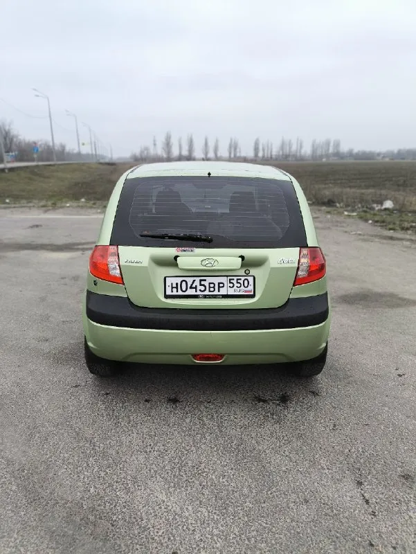 🚗продам. hyundai getz. hyundai гетз. +79493382296 (tg, whatsapp, max) г. горловка г. енакиево возможен пригон в другой город по договорённости. есть действующая диагностическая карта. проходить то не нужно, можно сразу ставить на учёт. цена: 575.000 руб. торг. - 2007 год - двигатель: 1.4 л. - 97 л. с. - коробка: автомат aisin (не робот) - родной пробег: 170.000 км - сборка корея - все стекла родные, лобовое без трещин. - 2 ключа - кондиционер (работает) - усилитель руля - подогрев передних сидений - 4 эл. стекла и эл. зеркала с обогревом - abs, airbag - сигнализация - 2 комплекта резины на литых дисках r15 - регулировка руля - хорошие led лампы машина в хорошем состоянии, не гнилая и не ржавая, пороги и дно без гнили и дыр, кромки дверей, капота, багажника целые. двигатель работает хорошо, не дымит, масло не ест, тянет хорошо, залито свежее масло. коробка передач работает без нареканий, без толчков и прочего. ходовая часть вложений не требует, не тарахтит и не брынчит, о 📞 звоните: +7(949)3382296 - фотография - 1