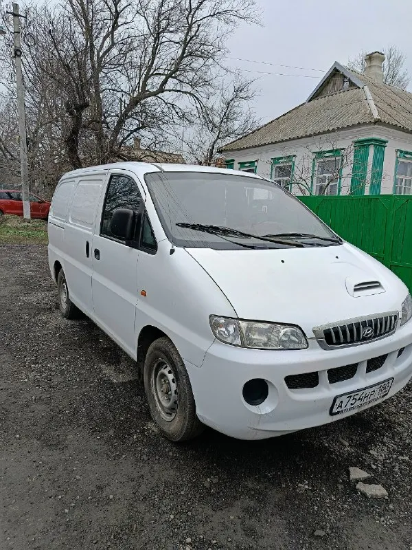 Продам комфортный грузовой фургон hyundai h-1 2002 г. в. , 2 пассажирских места, двигатель d4bh 2,5 td, двигатель масло не расходует, все жидкости на месте, не уходят. из последнего ремонта, новый комплект грм, новая оригинальная турбина и 4 новых оригинальных форсунки. вложений в ближайшее время автомобиль не потребует. 2 комплекта колес зима/лето. машина личная, в достойном состоянии, использую в личных целях(занимаюсь хозяйственными товарами). тяжести не возил, в дтп автомобиль не был. заводится с полоборота, продажа в связи с надобностью автомобиля большей кубатуры. цена 590 000₽, торг у капота. вопросы в личные сообщения или по телефону +79491043391 осмотр г. амвросиевка 📞 звоните: +7(949)1043391 - фотография - 1