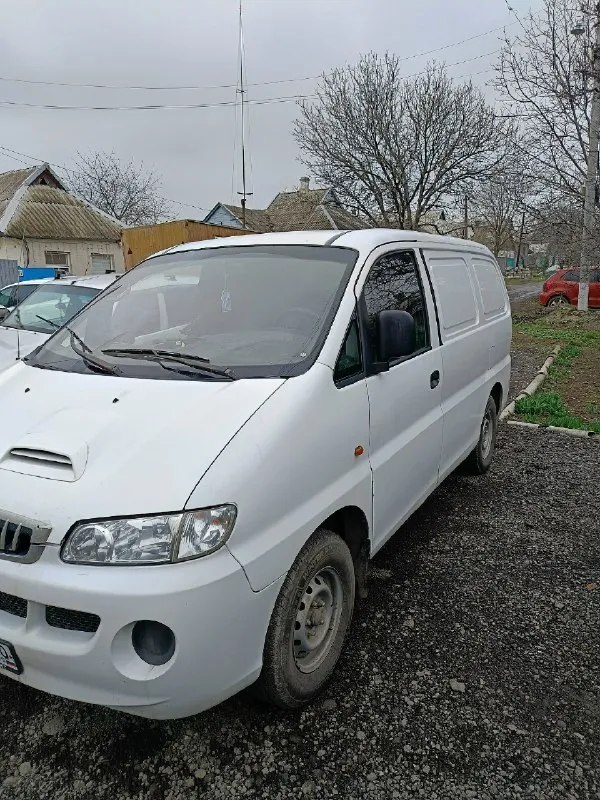 Продам комфортный грузовой фургон hyundai h-1 2002 г. в. , 2 пассажирских места, двигатель d4bh 2,5 td, двигатель масло не расходует, все жидкости на месте, не уходят. из последнего ремонта, новый комплект грм, новая оригинальная турбина и 4 новых оригинальных форсунки. вложений в ближайшее время автомобиль не потребует. 2 комплекта колес зима/лето. машина личная, в достойном состоянии, использую в личных целях(занимаюсь хозяйственными товарами). тяжести не возил, в дтп автомобиль не был. заводится с полоборота, продажа в связи с надобностью автомобиля большей кубатуры. цена 590 000₽, торг у капота. вопросы в личные сообщения или по телефону +79491043391 осмотр г. амвросиевка 📞 звоните: +7(949)1043391 - фотография - 2