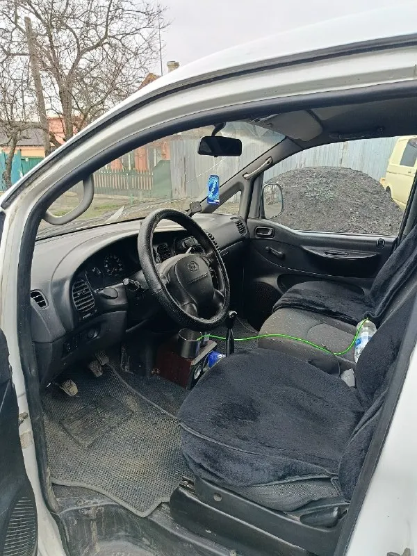 Продам комфортный грузовой фургон hyundai h-1 2002 г. в. , 2 пассажирских места, двигатель d4bh 2,5 td, двигатель масло не расходует, все жидкости на месте, не уходят. из последнего ремонта, новый комплект грм, новая оригинальная турбина и 4 новых оригинальных форсунки. вложений в ближайшее время автомобиль не потребует. 2 комплекта колес зима/лето. машина личная, в достойном состоянии, использую в личных целях(занимаюсь хозяйственными товарами). тяжести не возил, в дтп автомобиль не был. заводится с полоборота, продажа в связи с надобностью автомобиля большей кубатуры. цена 590 000₽, торг у капота. вопросы в личные сообщения или по телефону +79491043391 осмотр г. амвросиевка 📞 звоните: +7(949)1043391 - фотография - 3
