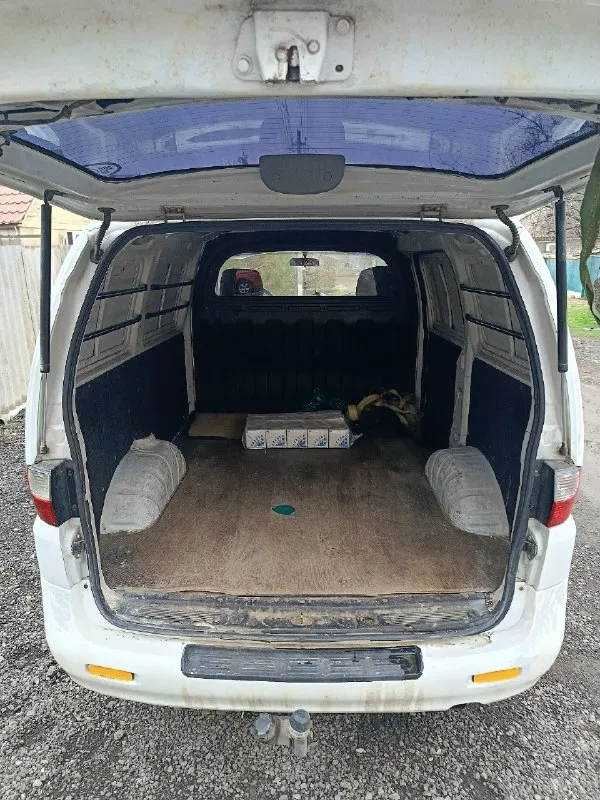 Продам комфортный грузовой фургон hyundai h-1 2002 г. в. , 2 пассажирских места, двигатель d4bh 2,5 td, двигатель масло не расходует, все жидкости на месте, не уходят. из последнего ремонта, новый комплект грм, новая оригинальная турбина и 4 новых оригинальных форсунки. вложений в ближайшее время автомобиль не потребует. 2 комплекта колес зима/лето. машина личная, в достойном состоянии, использую в личных целях(занимаюсь хозяйственными товарами). тяжести не возил, в дтп автомобиль не был. заводится с полоборота, продажа в связи с надобностью автомобиля большей кубатуры. цена 590 000₽, торг у капота. вопросы в личные сообщения или по телефону +79491043391 осмотр г. амвросиевка 📞 звоните: +7(949)1043391 - фотография - 4