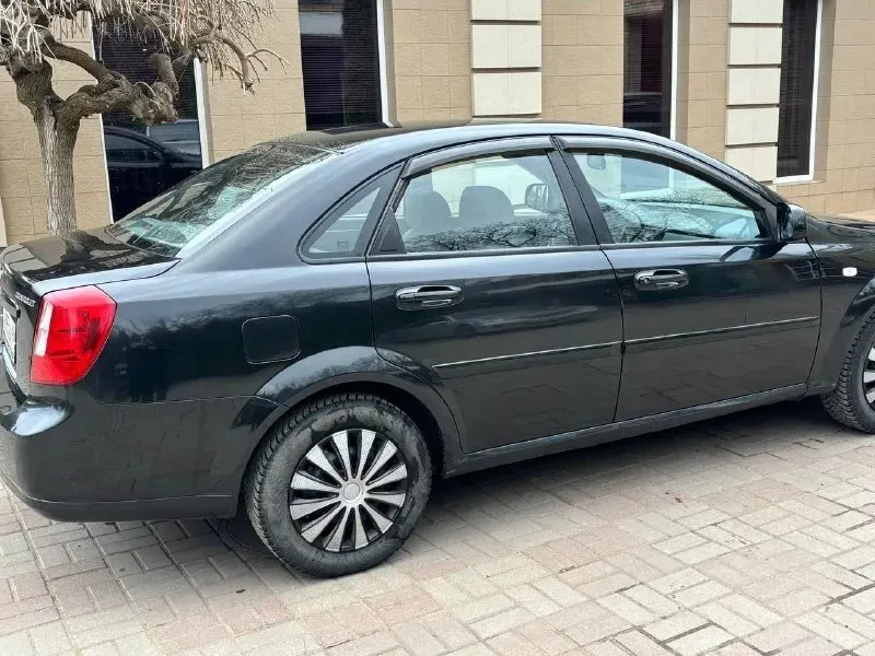 Здравствуйте 🤝 срочно 🚨 продам chevrolet latte год выпуска 2012 комплектация: кондиционер подогрев сидений датчики дождя датчики света регулировка зеркал качественная заводская аудио система учет 🇷🇺 документы в полном порядке 1 хозяин с автосалона описание: автомобиль в прекрасном состояние вложений не каких не требует сел и в любой рейс уехал, кузов не бит не крашен ✅ без рыжиков. даже нет намека ! гнили нет ! дно пороги не варенные всё целое гнили по машине абсолютно нет двигатель 1.6 работает отлично не дымит не троит масло не ест коробка передач не хрустит не выбивает ходовая часть на 5+ едит не слышно ! салон опрятный не прокуренный эксплуатация бережная все остальные вопросы по телефону 📲 цена автомобиля 555000 тысяч рублей реальному покупателю торг у капота ! номер для связи +7949-481-83-98 телеграмм +7949-442-59-17 звонить в любое время ! 📲 tg: светлана кожух 📞 звоните: +7(949)4818398 📞 звоните: +7(949)4818398 - фотография - 3