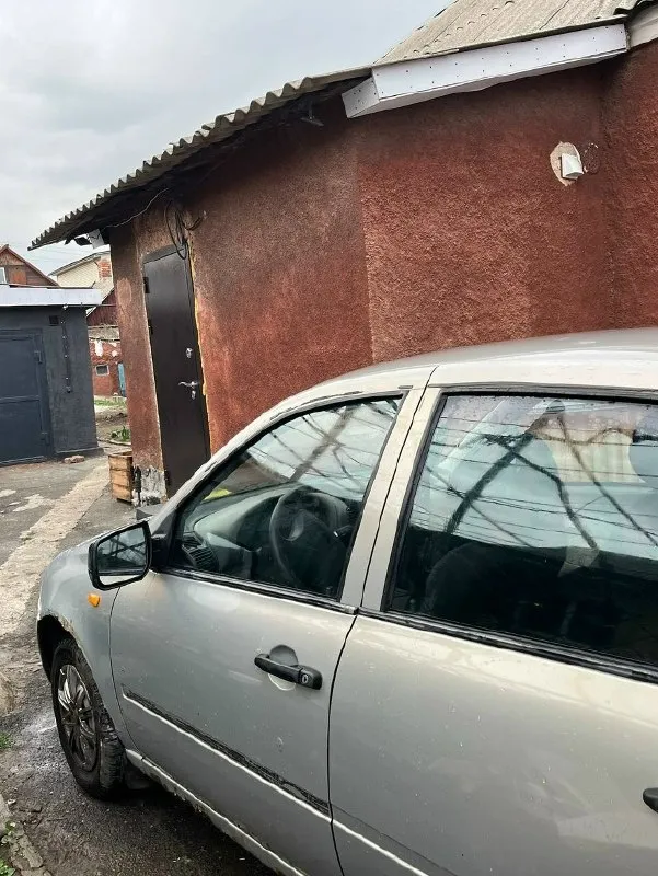 Продам ваз калина 1, 2006 год, двигатель 1.6 8 клапанный, эур пробег 290 тыс км владею автомобилем год, второй хозяин по автомобилю по технике за прошлый год заменено мной: тормоза вкруг (диски суппорта барабаны цилиндры шланги колодки ручник) новые фары, провода зажигания, катушка, грм, помпа, ролики-ремни вкруг. ступичные подшипники вкруг новые skf, заменен стеклоподъемник правый (нужно отрегулировать) поменяно масло в кпп, сальники полуоси, рулевой кардан, все тяги кпп с опорой, трос сцепления, трос газа, комплект сцепления валео, вилка, сальники коробки, в общем все и не упомню сделана вся ходовка - рычаги сайлентблоки балки, опорные подшипники и прочее два комплекта резины р13 на железных дисках (белшина лето кама зима) прошлый хозяин меня вкладыши-кольца, я в двигатель не лез кроме свечей. патрубки все силикон, антифриз hepu из минусов - варить пороги наружные, цветут арки да и вообще косметика. подойдет как первая машина или рукастому кто доведет до ума, нет време 📞 звоните: +7(949)4689484 - фотография - 3