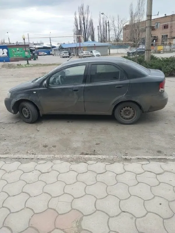 Продам chevrolet авео т 200, 2006 г, мотор 1.5. Автомобиль на ходу, используется каждый день, масло не жрëт, скоростя на месте, кузов на фото. Владею этим чудо авто 3 года, за это время поменял : рулевая колонка, шаровые, наконечники, саленблоки, глушитель и т. Д. .. Всего не вспомнить. Резина лето с хорошим остатком, печка греет, кондиционер❄💨 работает но лучше дозаправить, свет, поворот, стоп всë горит и мигает, есть сигнализация. За шевролëт хочу всего 140.000 т. Рублей, не более и не менее, с переоформлением, всё интересующие вопросы по телефону +79490386801
📞 Звоните: +7(949)0386801 - фотография - 4