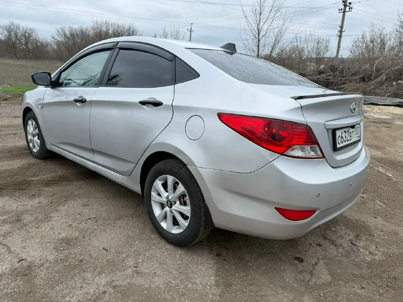 Продам hyundai solaris 2012 года цена: 950 000 ₽ (торг уместен) основные характеристики: * двигатель: 1.6 л (123 л. с. ) * коробка передач: механика (мкпп) * пробег: 200 000 км (честный, по возрасту соответствует) * состояние: хорошее техническое состояние, обслужен. по кузову есть мелкие недочёты по лкп (сколы, царапины), без серьёзных дтп. комплектация и доработки: * музыка и комфорт: установлена современная магнитола на android с большим экраном, навигацией и камерой заднего вида (парктроник «в базе»). * свет: установлены яркие led-лампы для лучшего освещения дороги. * безопасность и удобство: сигнализация с автозапуском (зимой — незаменимая вещь), штатный иммобилайзер. * колёса: стоит хорошая летняя резина на оригинальных литых дисках. салон: чистый, ухоженный, не прокуренный. всё работает исправно. готов к показу в любое время. документы: автомобиль юридически чист, без ограничений и залогов. вложений по технике не требует. авто находится в старобешевском районе +794 📞 звоните: +7(949)3835936 - фотография - 1