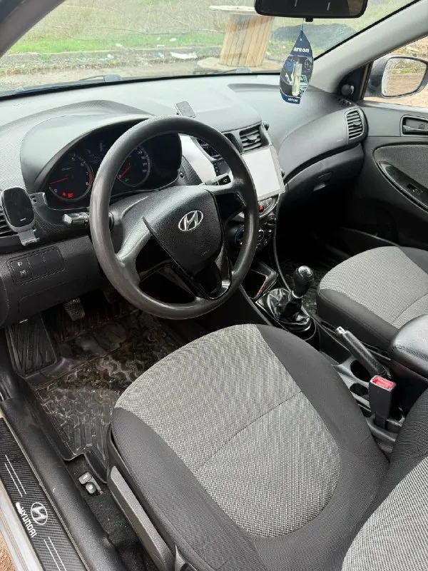Продам hyundai solaris 2012 года цена: 950 000 ₽ (торг уместен) основные характеристики: * двигатель: 1.6 л (123 л. с. ) * коробка передач: механика (мкпп) * пробег: 200 000 км (честный, по возрасту соответствует) * состояние: хорошее техническое состояние, обслужен. по кузову есть мелкие недочёты по лкп (сколы, царапины), без серьёзных дтп. комплектация и доработки: * музыка и комфорт: установлена современная магнитола на android с большим экраном, навигацией и камерой заднего вида (парктроник «в базе»). * свет: установлены яркие led-лампы для лучшего освещения дороги. * безопасность и удобство: сигнализация с автозапуском (зимой — незаменимая вещь), штатный иммобилайзер. * колёса: стоит хорошая летняя резина на оригинальных литых дисках. салон: чистый, ухоженный, не прокуренный. всё работает исправно. готов к показу в любое время. документы: автомобиль юридически чист, без ограничений и залогов. вложений по технике не требует. авто находится в старобешевском районе +794 📞 звоните: +7(949)3835936 - фотография - 2