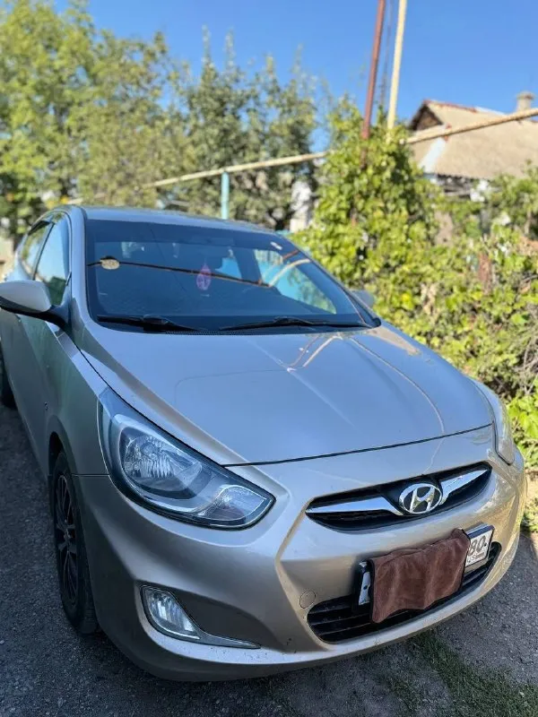 Продам солярис 2011года двигатель 1.6 автомат на полной комплектации резина новая на титанах установлено гбо4 по кузову сколы царапины не значительные имеются, кузов в родном окрасе. тел. +79493137325 - фотография - 1