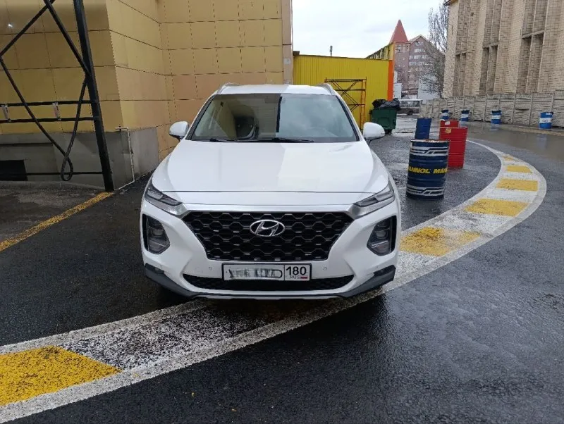 Продам автомобиль hyundai santa fe 2019 года. машина ухоженная, не пригон, официальная. два ключа, сервисная книга. не бита, не крашена. комплектация: "family" кожаный салон, обогрев передних сидений, руля и боковых зеркал, 2-х зонный климат контроль, круиз контроль, мультимедиа (android auto, apple carplay), камера заднего вида, электро ручник, парктроники (перед, зад), датчики давления в колесах, света и дождя, бесключевой доступ, start/stop, помощь при спуске. установлена хорошая сигнализация pandora 2.4, автомат и полный привод.132.000км родного пробега. готов на любые проверки цена: 2.850.000₽ торг у авто +7-949-978-61-00 📞 звоните: +7(949)9786100 - фотография - 1