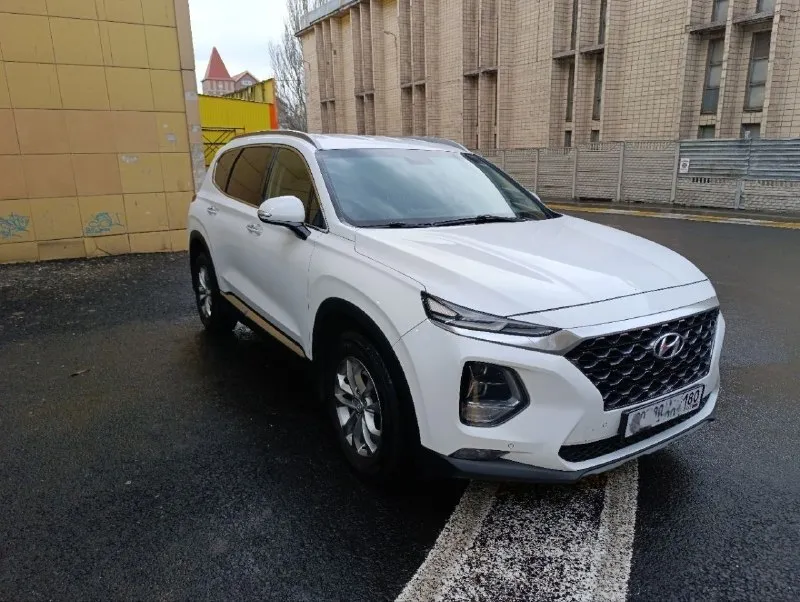 Продам автомобиль hyundai santa fe 2019 года. машина ухоженная, не пригон, официальная. два ключа, сервисная книга. не бита, не крашена. комплектация: "family" кожаный салон, обогрев передних сидений, руля и боковых зеркал, 2-х зонный климат контроль, круиз контроль, мультимедиа (android auto, apple carplay), камера заднего вида, электро ручник, парктроники (перед, зад), датчики давления в колесах, света и дождя, бесключевой доступ, start/stop, помощь при спуске. установлена хорошая сигнализация pandora 2.4, автомат и полный привод.132.000км родного пробега. готов на любые проверки цена: 2.850.000₽ торг у авто +7-949-978-61-00 📞 звоните: +7(949)9786100 - фотография - 2