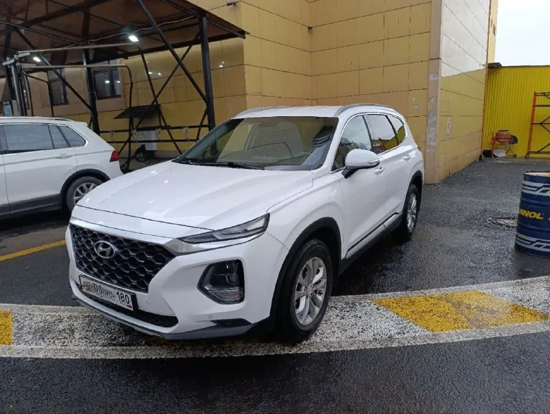 Продам автомобиль hyundai santa fe 2019 года. машина ухоженная, не пригон, официальная. два ключа, сервисная книга. не бита, не крашена. комплектация: "family" кожаный салон, обогрев передних сидений, руля и боковых зеркал, 2-х зонный климат контроль, круиз контроль, мультимедиа (android auto, apple carplay), камера заднего вида, электро ручник, парктроники (перед, зад), датчики давления в колесах, света и дождя, бесключевой доступ, start/stop, помощь при спуске. установлена хорошая сигнализация pandora 2.4, автомат и полный привод.132.000км родного пробега. готов на любые проверки цена: 2.850.000₽ торг у авто +7-949-978-61-00 📞 звоните: +7(949)9786100 - фотография - 3