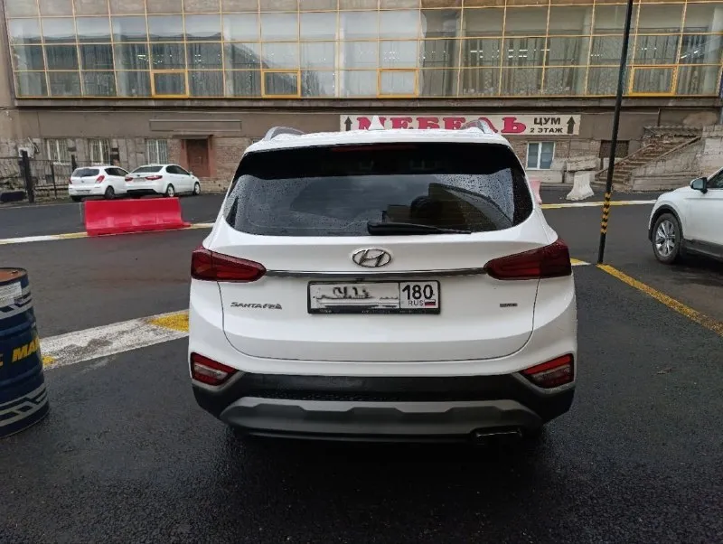 Продам автомобиль hyundai santa fe 2019 года. машина ухоженная, не пригон, официальная. два ключа, сервисная книга. не бита, не крашена. комплектация: "family" кожаный салон, обогрев передних сидений, руля и боковых зеркал, 2-х зонный климат контроль, круиз контроль, мультимедиа (android auto, apple carplay), камера заднего вида, электро ручник, парктроники (перед, зад), датчики давления в колесах, света и дождя, бесключевой доступ, start/stop, помощь при спуске. установлена хорошая сигнализация pandora 2.4, автомат и полный привод.132.000км родного пробега. готов на любые проверки цена: 2.850.000₽ торг у авто +7-949-978-61-00 📞 звоните: +7(949)9786100 - фотография - 4