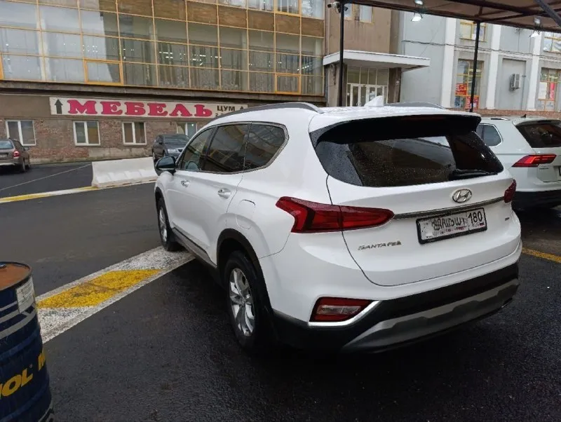 Продам автомобиль hyundai santa fe 2019 года. машина ухоженная, не пригон, официальная. два ключа, сервисная книга. не бита, не крашена. комплектация: "family" кожаный салон, обогрев передних сидений, руля и боковых зеркал, 2-х зонный климат контроль, круиз контроль, мультимедиа (android auto, apple carplay), камера заднего вида, электро ручник, парктроники (перед, зад), датчики давления в колесах, света и дождя, бесключевой доступ, start/stop, помощь при спуске. установлена хорошая сигнализация pandora 2.4, автомат и полный привод.132.000км родного пробега. готов на любые проверки цена: 2.850.000₽ торг у авто +7-949-978-61-00 📞 звоните: +7(949)9786100 - фотография - 5