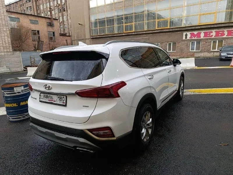 Продам автомобиль hyundai santa fe 2019 года. машина ухоженная, не пригон, официальная. два ключа, сервисная книга. не бита, не крашена. комплектация: "family" кожаный салон, обогрев передних сидений, руля и боковых зеркал, 2-х зонный климат контроль, круиз контроль, мультимедиа (android auto, apple carplay), камера заднего вида, электро ручник, парктроники (перед, зад), датчики давления в колесах, света и дождя, бесключевой доступ, start/stop, помощь при спуске. установлена хорошая сигнализация pandora 2.4, автомат и полный привод.132.000км родного пробега. готов на любые проверки цена: 2.850.000₽ торг у авто +7-949-978-61-00 📞 звоните: +7(949)9786100 - фотография - 6